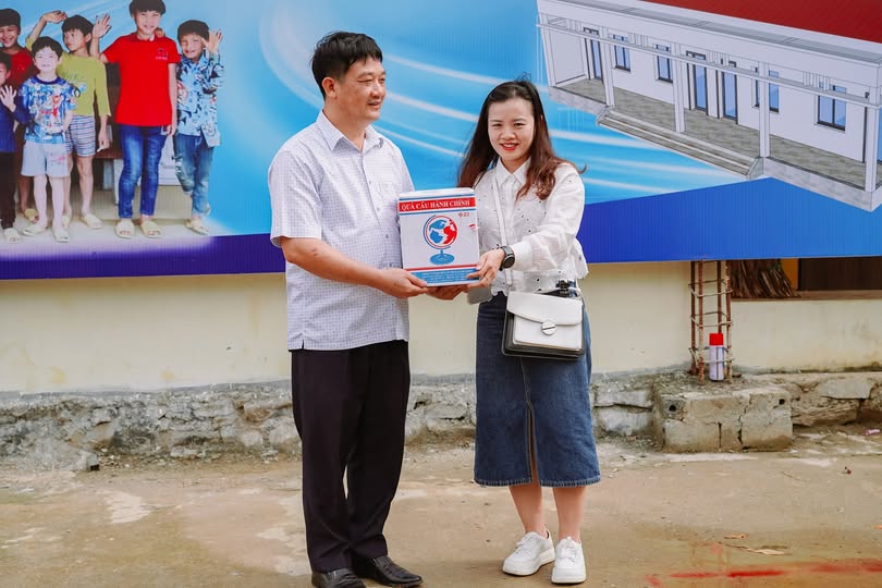 VIETS MEDIA TRAO TẶNG SÁCH, TRUYỆN CHO CÁC EM NHỎ TẠI NHÀ LƯU TRÚ TRẺ MỒ CÔI VÀ NGƯỜI GIÀ KHÔNG NƠI NƯƠNG TỰA TẠI HÀ GIANG